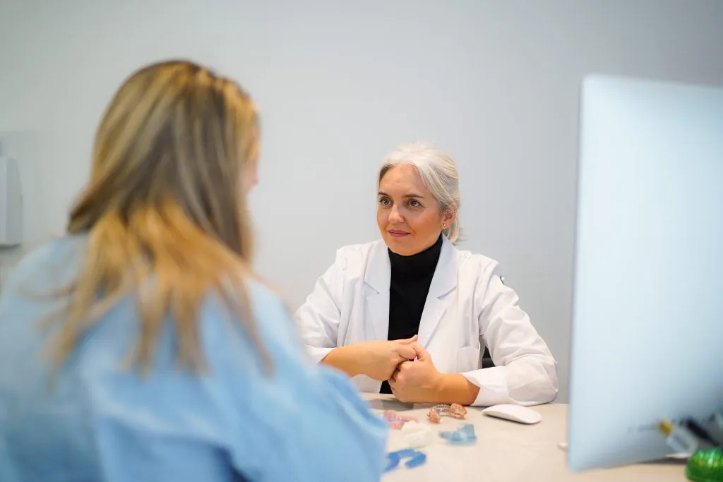La Dra. Patricia Fernández Sanjuán en consulta de medicina dental del sueño en CIMA Dental, Madrid