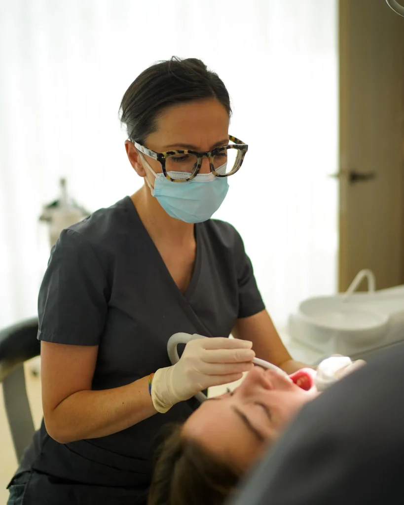 Revisión postoperatoria tras una cirugía de injerto de encía en CIMA Dental