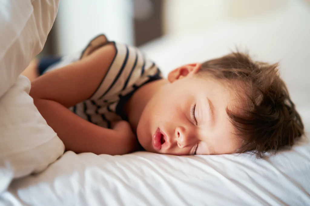 Niño durmiendo: la apnea del sueño infantil y sus señales, explicadas por CIMA Dental (Mirasierra, Madrid)