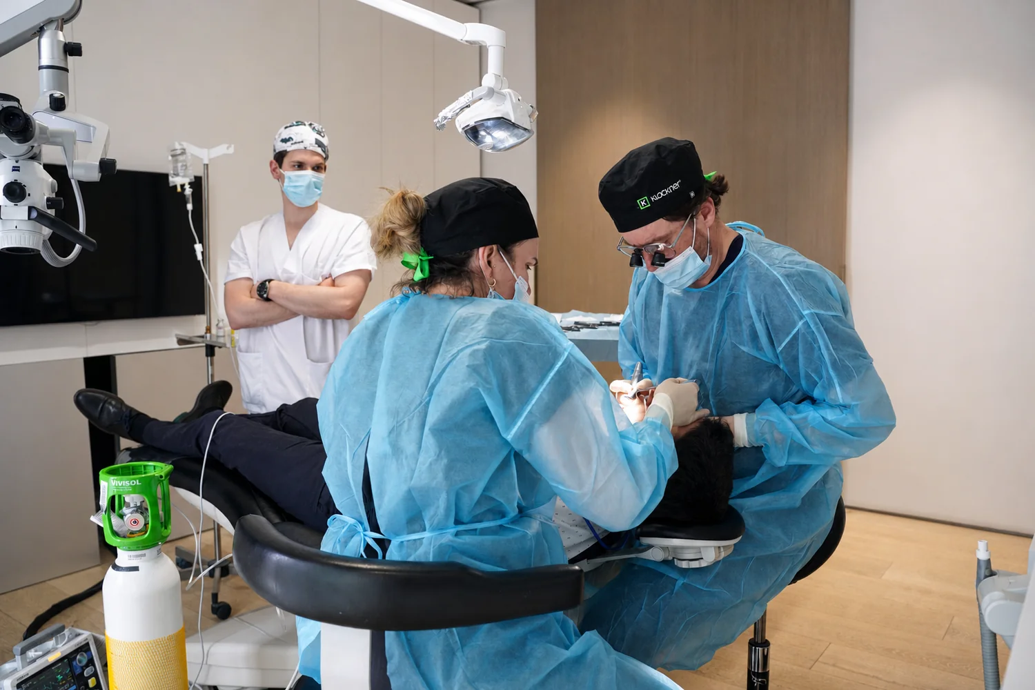 Equipo de CIMA Dental durante una cirugía dental con sedación consciente en Madrid