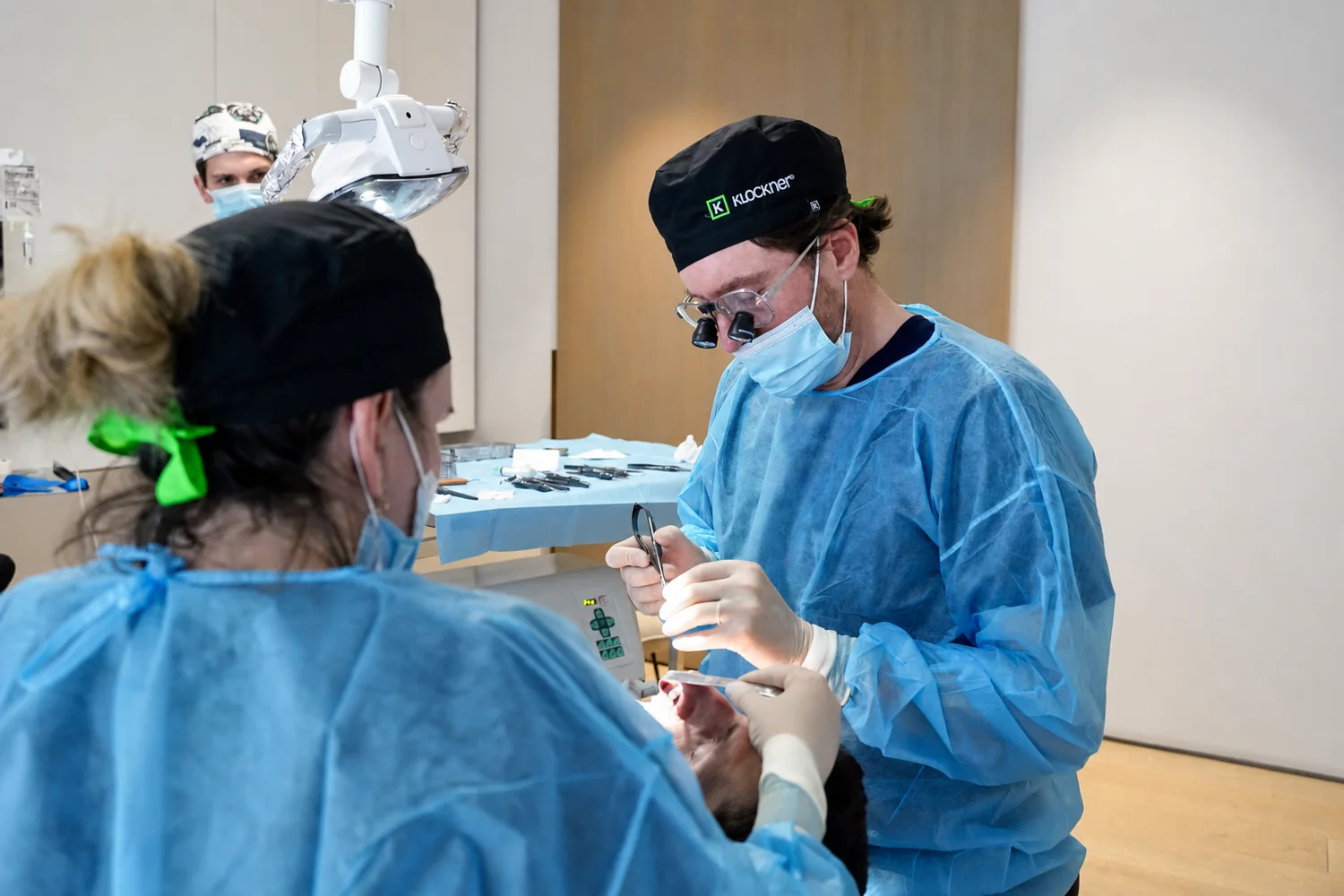 Especialista de CIMA Dental durante una cirugía dental con sedación consciente