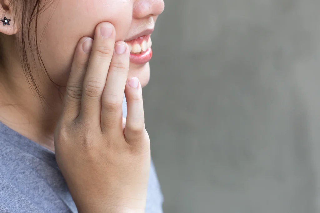Mujer con dolor de muelas: qué tomar y cuándo acudir al dentista — CIMA Dental, Mirasierra (Madrid)