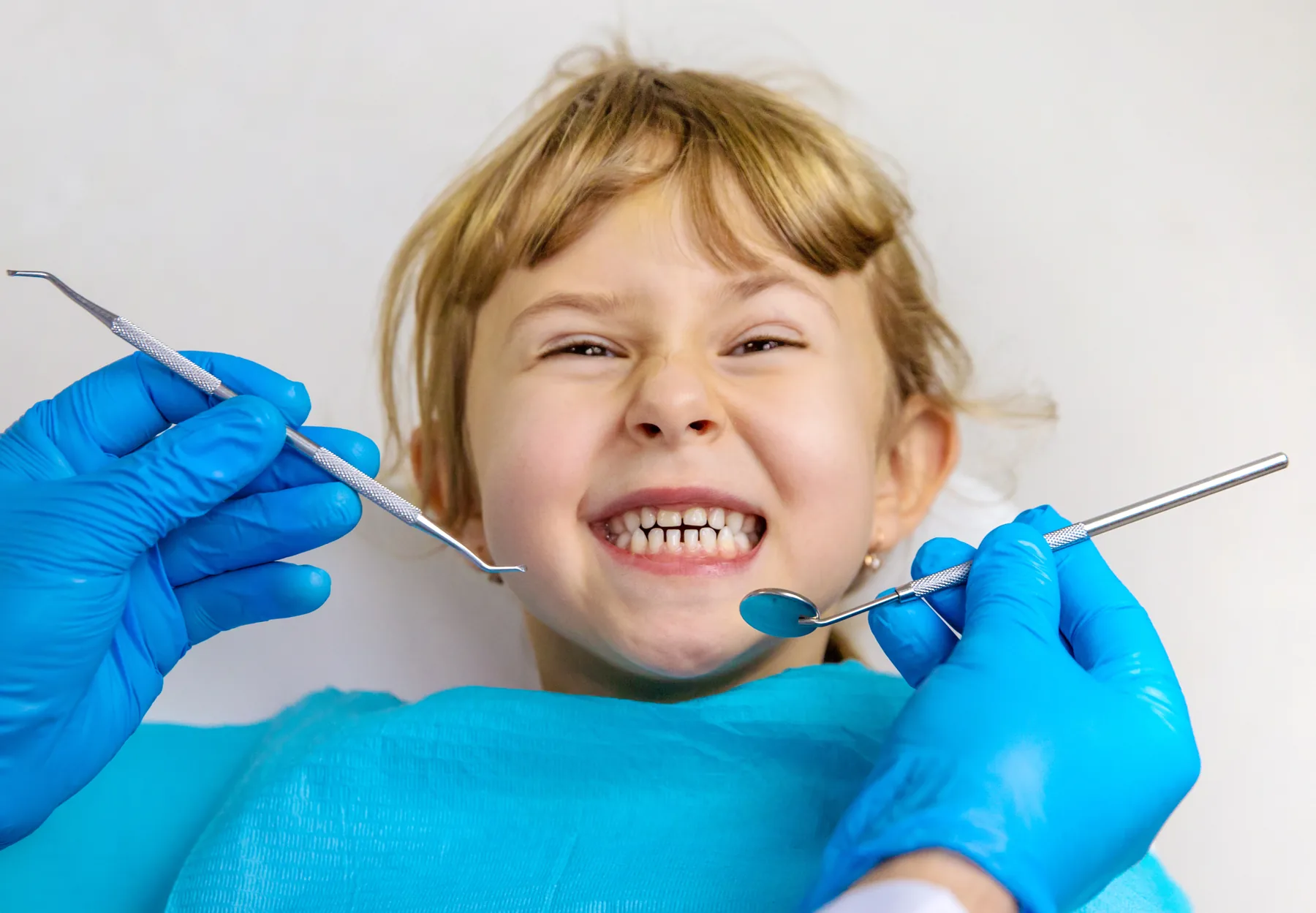 Niña sonriendo durante una revisión de odontopediatría en CIMA Dental, Mirasierra, Madrid