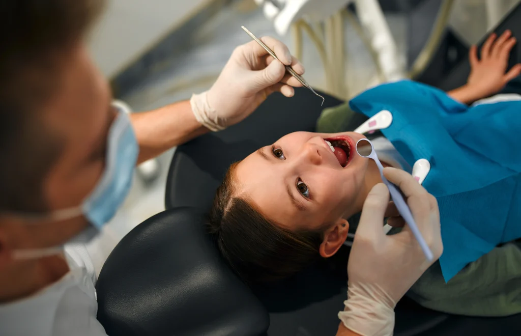 Primera visita de un niño al dentista en CIMA Dental, clínica dental en Mirasierra, Madrid