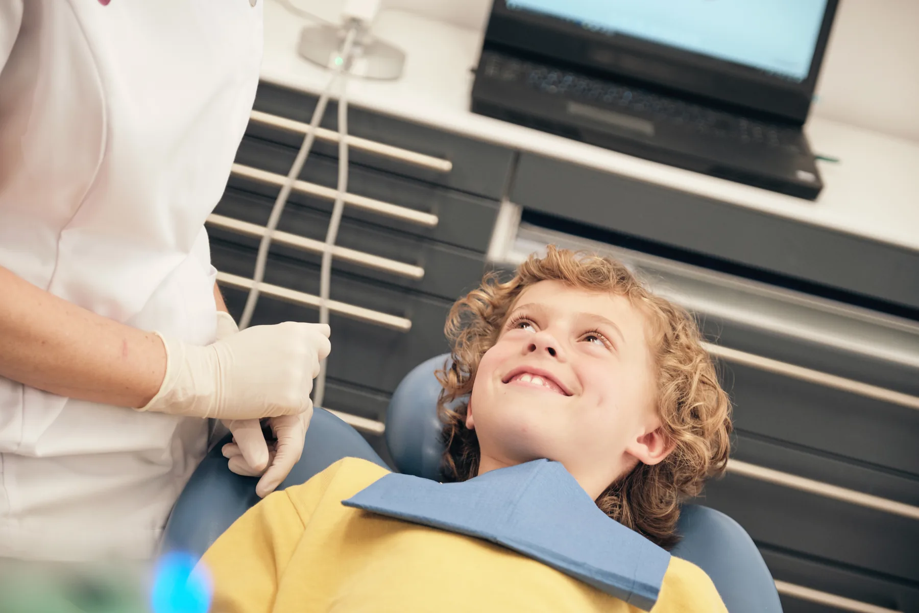 Niño en el sillón dental durante su primera visita al odontopediatra en CIMA Dental