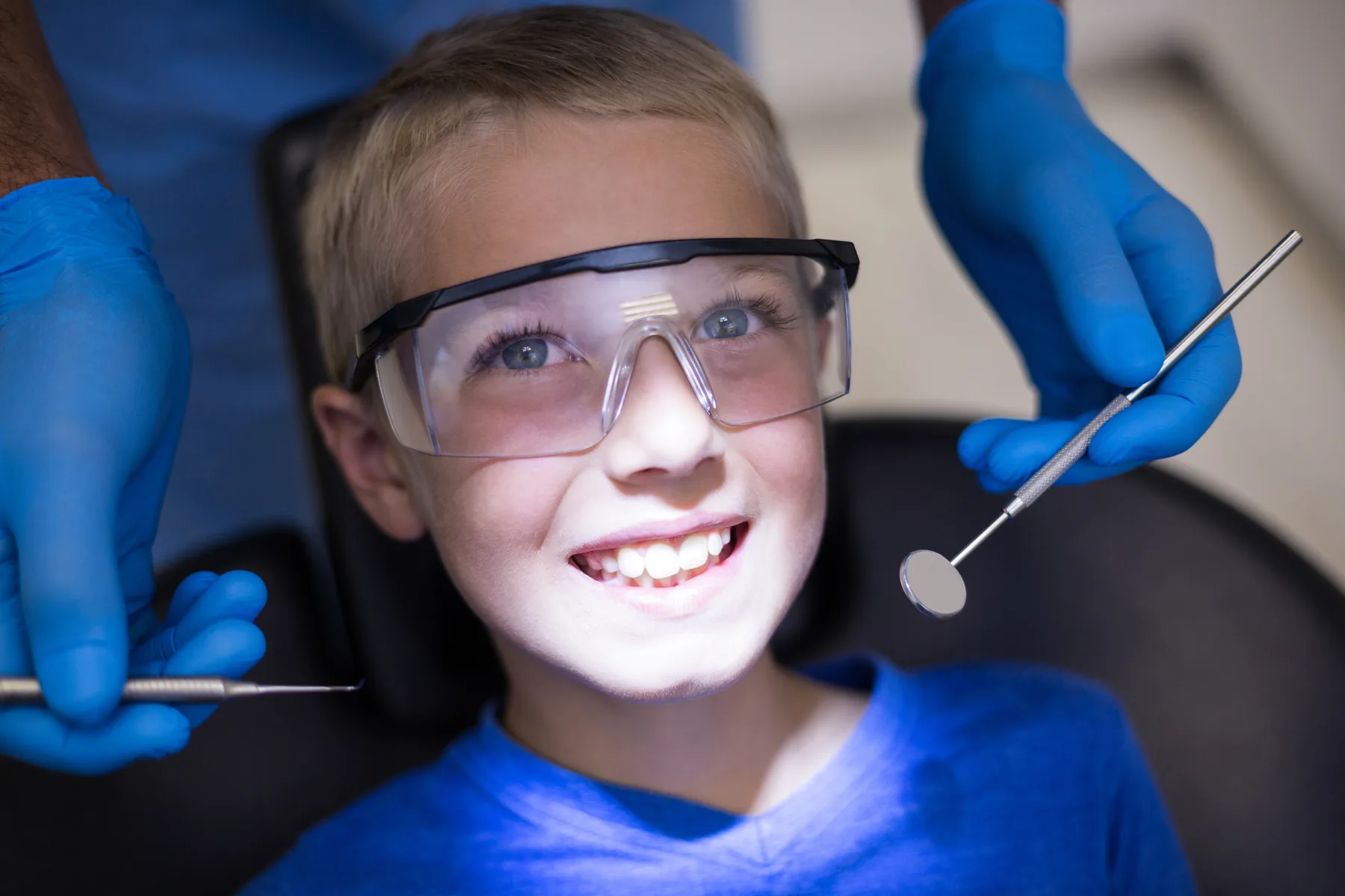 Niño con gafas de protección durante una revisión dental infantil en CIMA Dental, Madrid